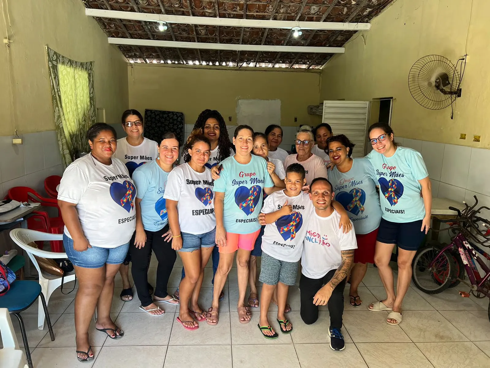 Voluntários e famílias reunidos em ação comunitária da ONG
