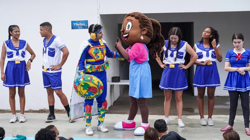Apresentação com mascote e equipe de animação em evento inclusivo