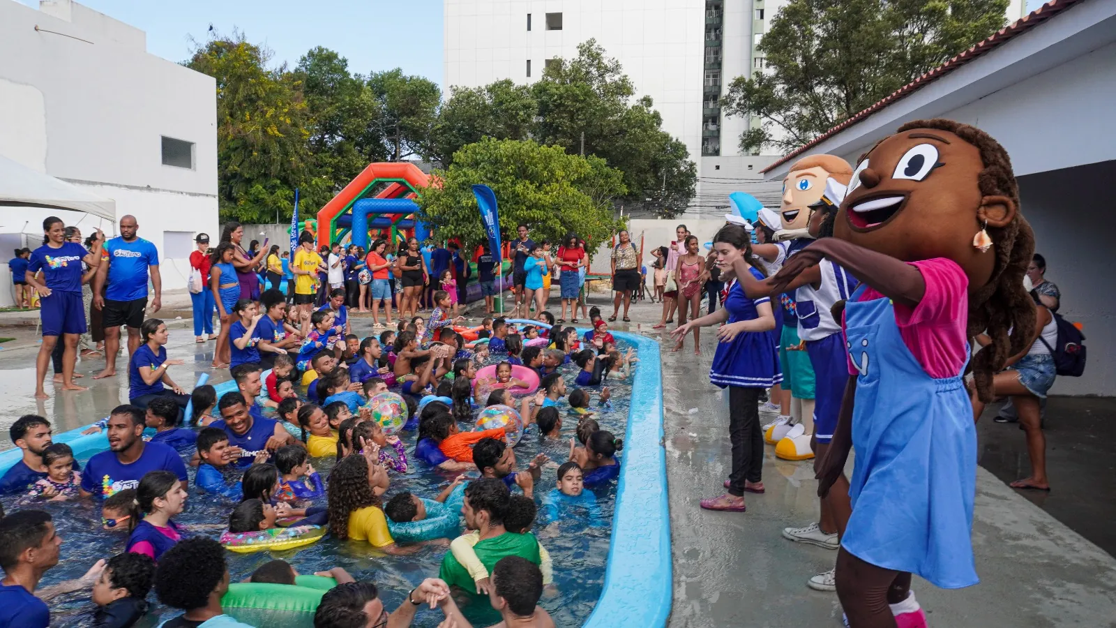 Vista geral de um evento da Colônia de Férias com centenas de participantes