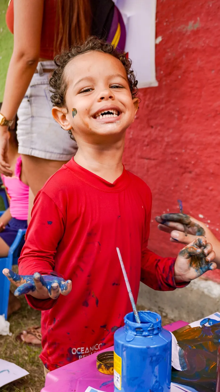 Menino sorrindo durante uma atividade da ONG