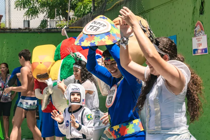 Crianças participando de oficina de pintura com educadora
